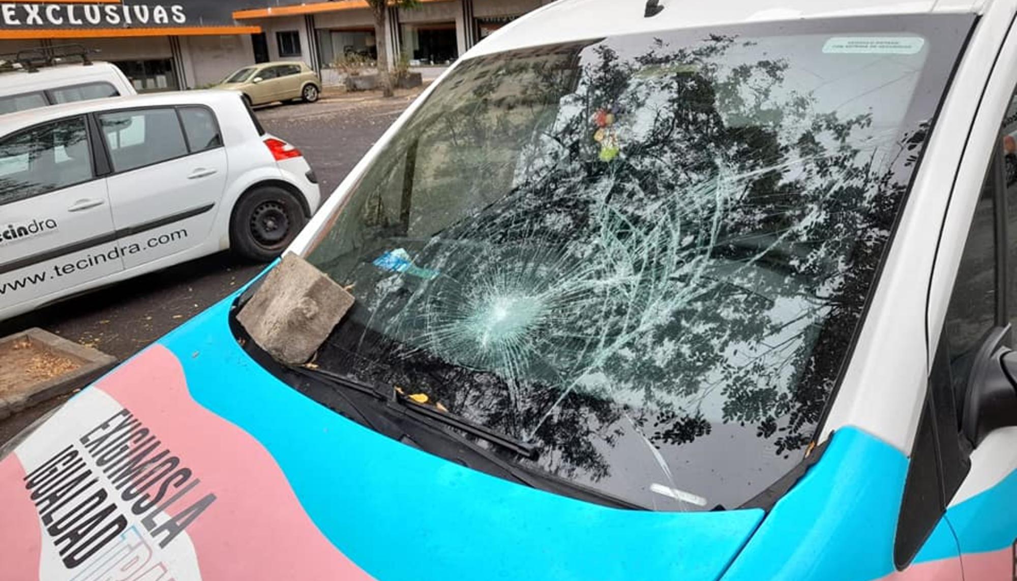 Pedrada furgoneta Fundación Triángulo Extremadura